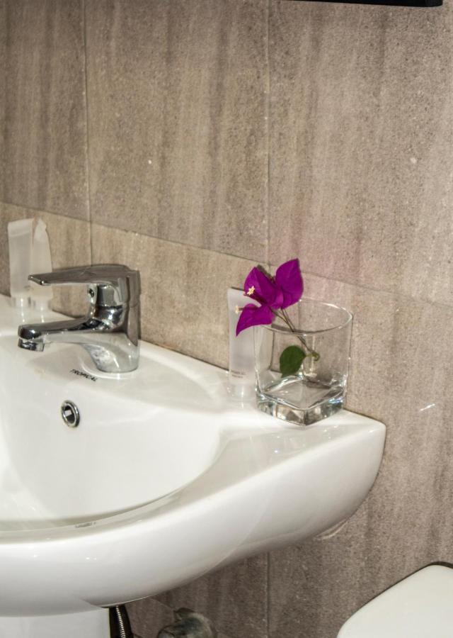 Kislas Luxury Hotel Adenta Esterno foto